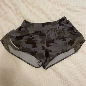 Lululemon Hotty Hot Short 2.5” Size 6 in Heritage 365 Camo Green Twill Multi